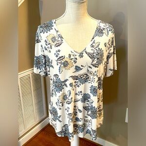 Ladies Old Navy Luxe Sz L SS V-Neck Tee, Blue Jacobean Floral Print — EUC